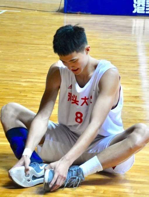 朱松玮1996年11月9日出生在上海,身高2米05,体重91公斤,司职大前锋