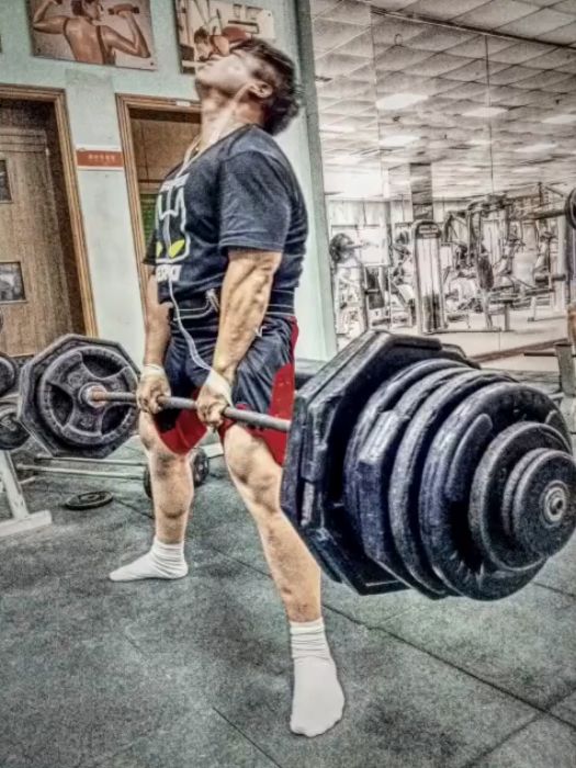 卧推180硬拉将近300kg肌肉线条还这么明显这也太强了