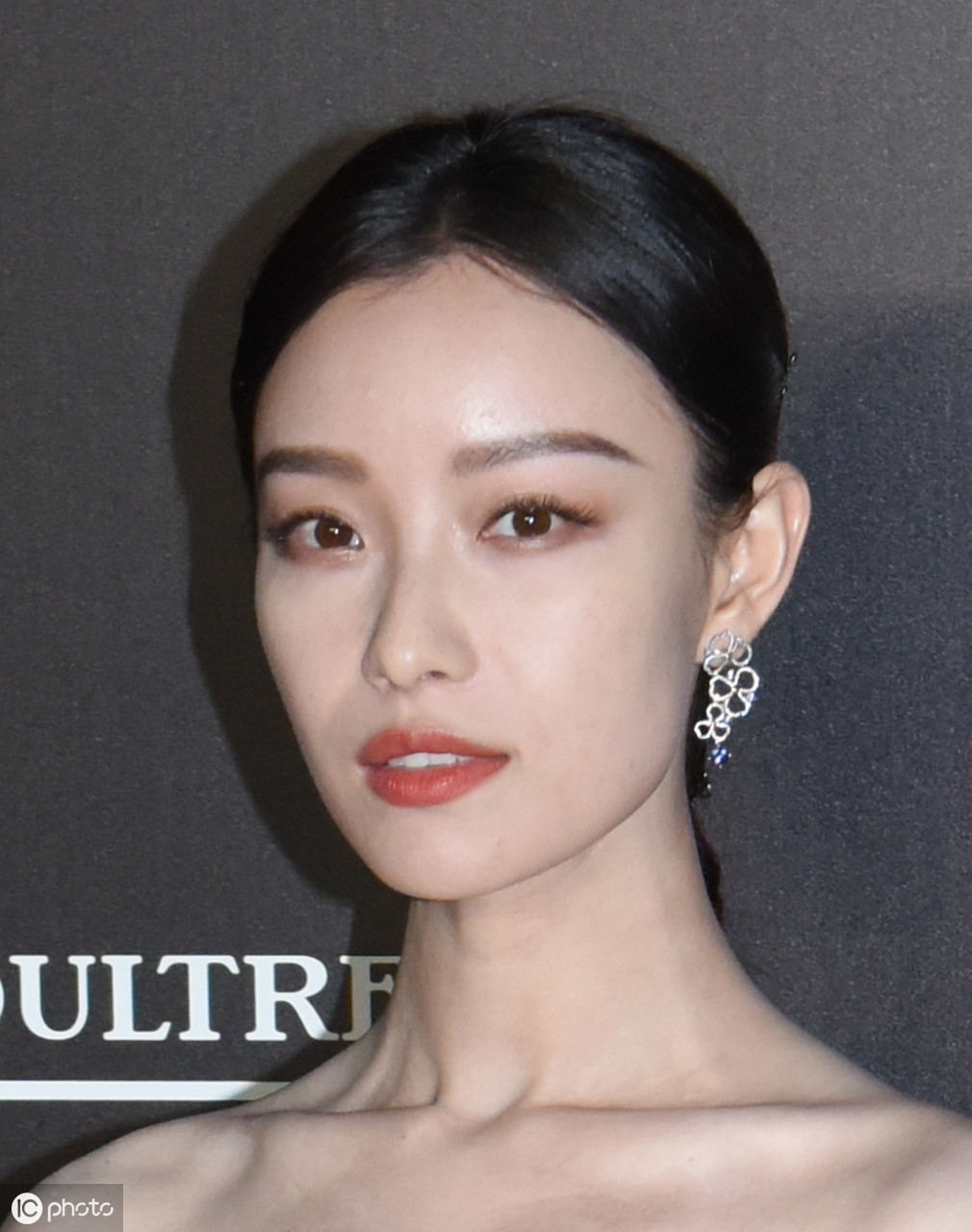 风情万种的倪妮美照,自信的女人就是最美的