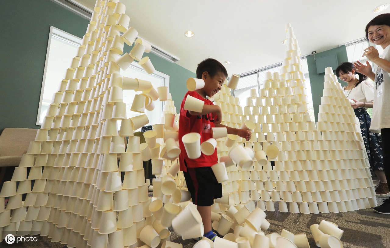 2019年8月24日在日本神户市孩子们用纸杯建塔