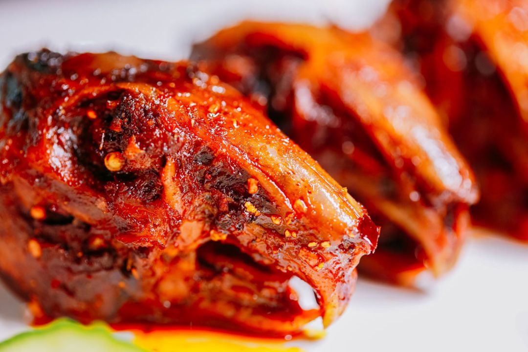 还有麻辣兔头为了保证兔头的新鲜口感本店每天限量供应兔头鲜香酥脆