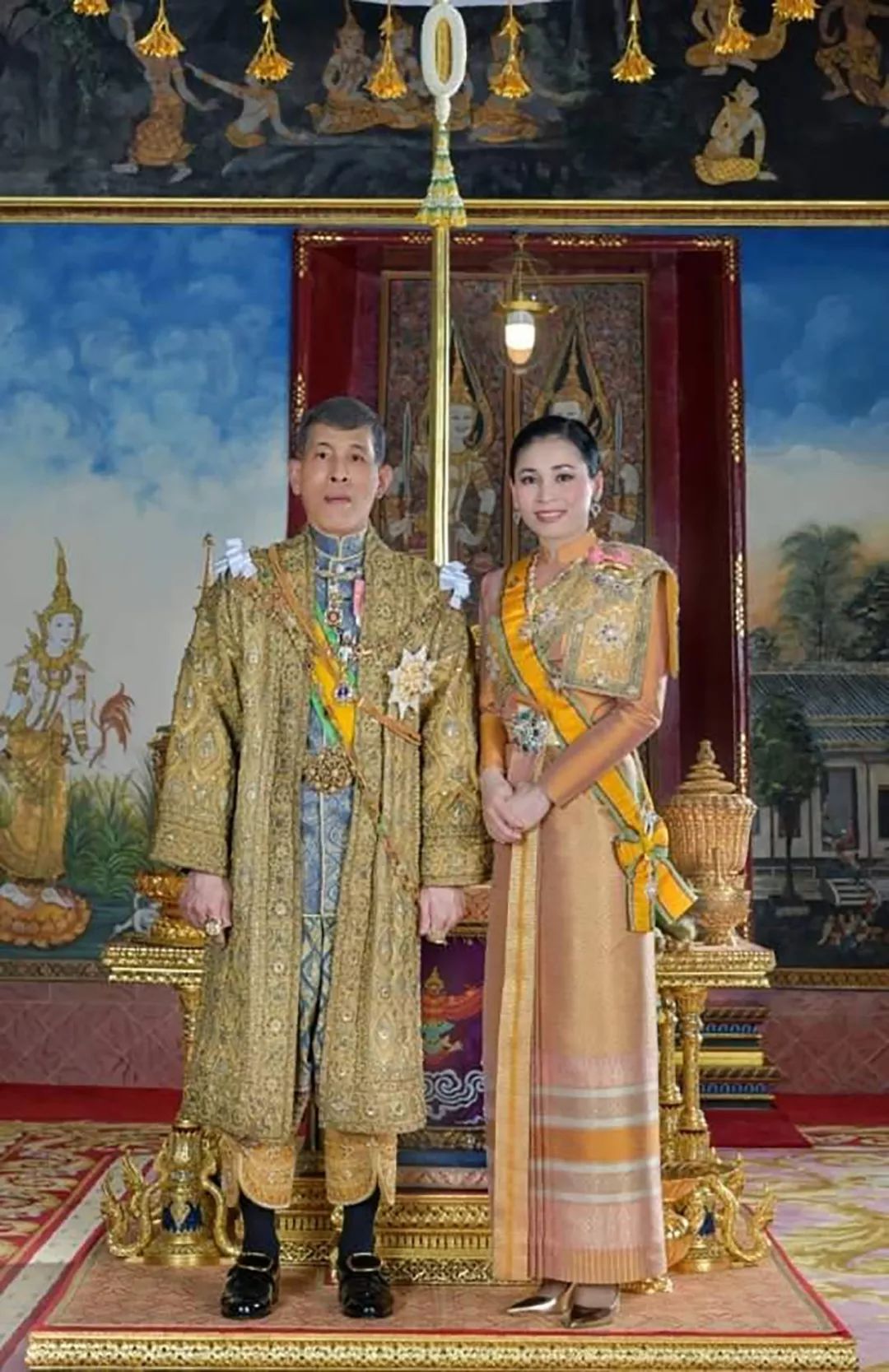 受宠的小妾!67岁泰王发布贵妃新照,亲密度胜过国王与王后合影