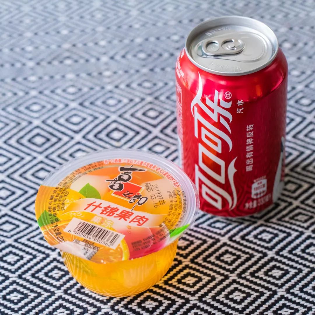 把一个 q弹的果冻扔进碗里.