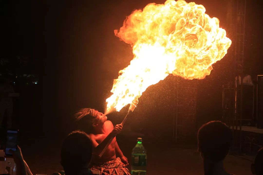 最刺激的佤族玩火把表演男女对唱——《小幸运》单人舞蹈——《寄明月