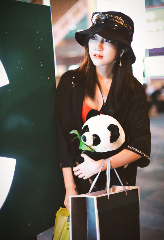 冯薪朵露脐装现身机场,打扮精致少女感十足,造型清纯可爱!