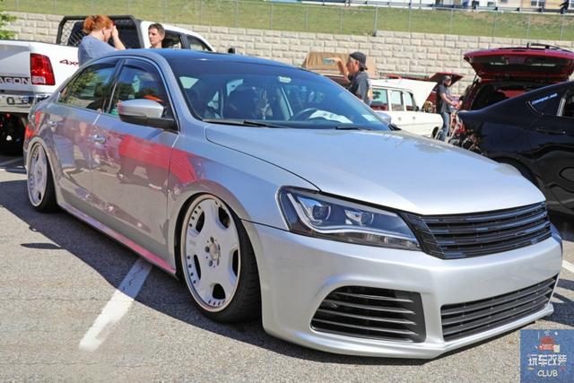 一辆"改装件混搭""银色金属风"的大众帕萨特!