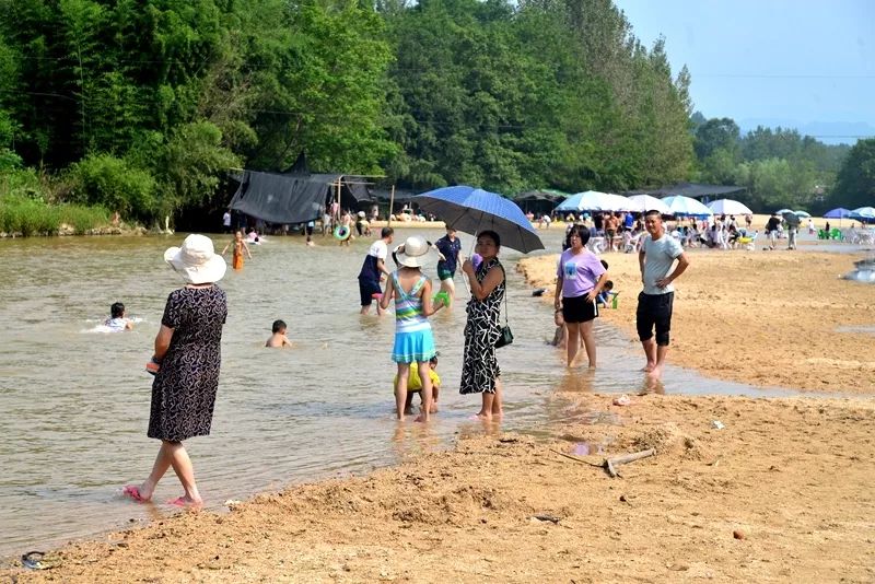 200余名旗袍佳丽走秀"醉"美城固二里金沙滩