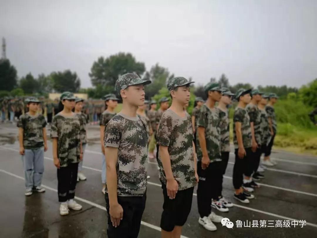 鲁山三高新生军训磨练学生精气神
