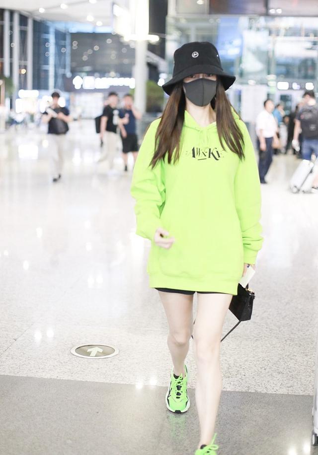 angelababy又穿荧光色卫衣走机场,换条短裤更显腿长,太会穿