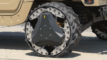 恶劣地形,仅需按1个电钮,轮胎外圈会立即变成三角形,并且轮轴停止旋转