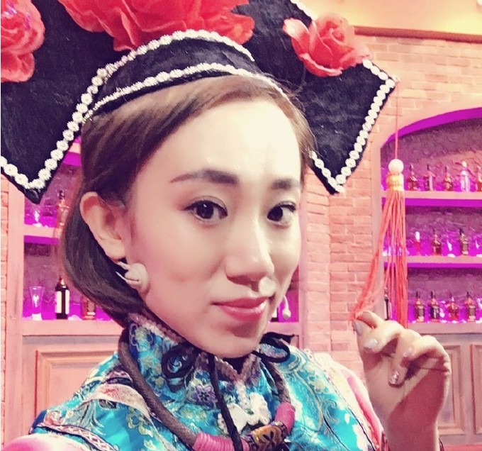 依稀记得09年上春晚那会儿跟赵本山小沈阳一起演不差钱的丫蛋 姑娘人