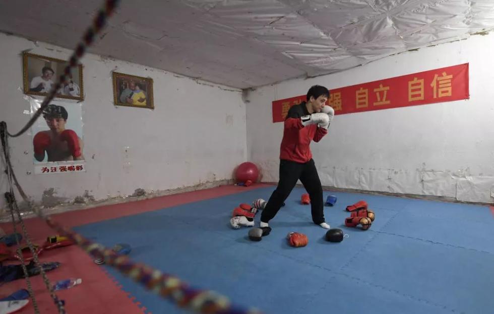 汪强又与拳友在市中心开办了一家大型拳击俱乐部,每天指导学员练习