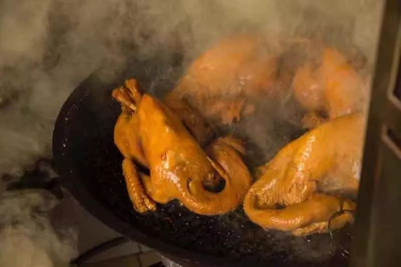 店门口就挤满了人每天一到烧鸡出锅的点店里采用20多种中草药古法制作