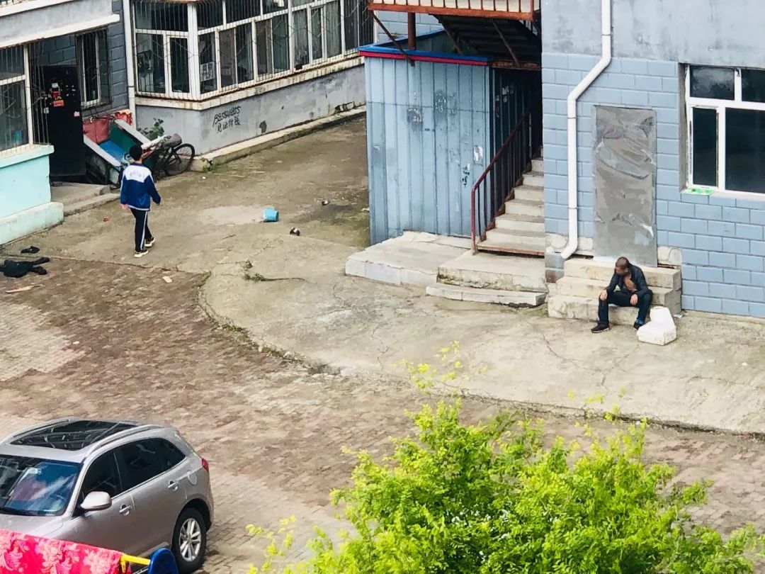 齐市拜泉一男子在小区内竟耍起了酒疯被拍了下来