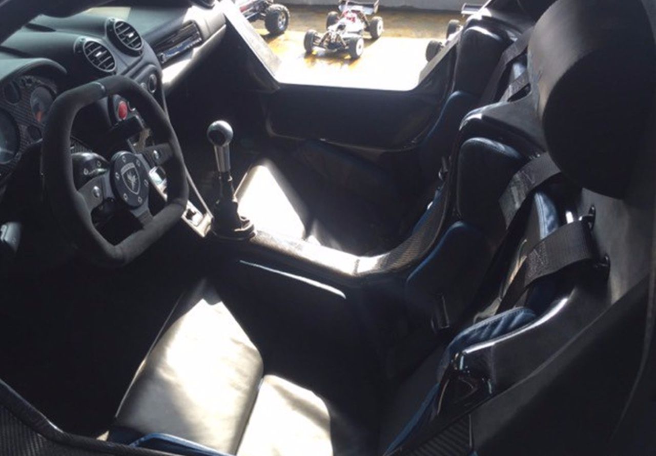 在内饰方面,阿波罗s都使用了麂皮来打造,能想象的是,炎热的夏天开着