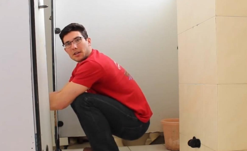 原创为何西方多用马桶极少见到蹲厕西方人这个动作太欺负人