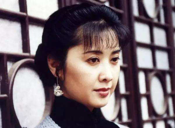 饰演周泱5,1987年《远离战争年代》,饰演文雁4,1987年《凯旋在子夜》