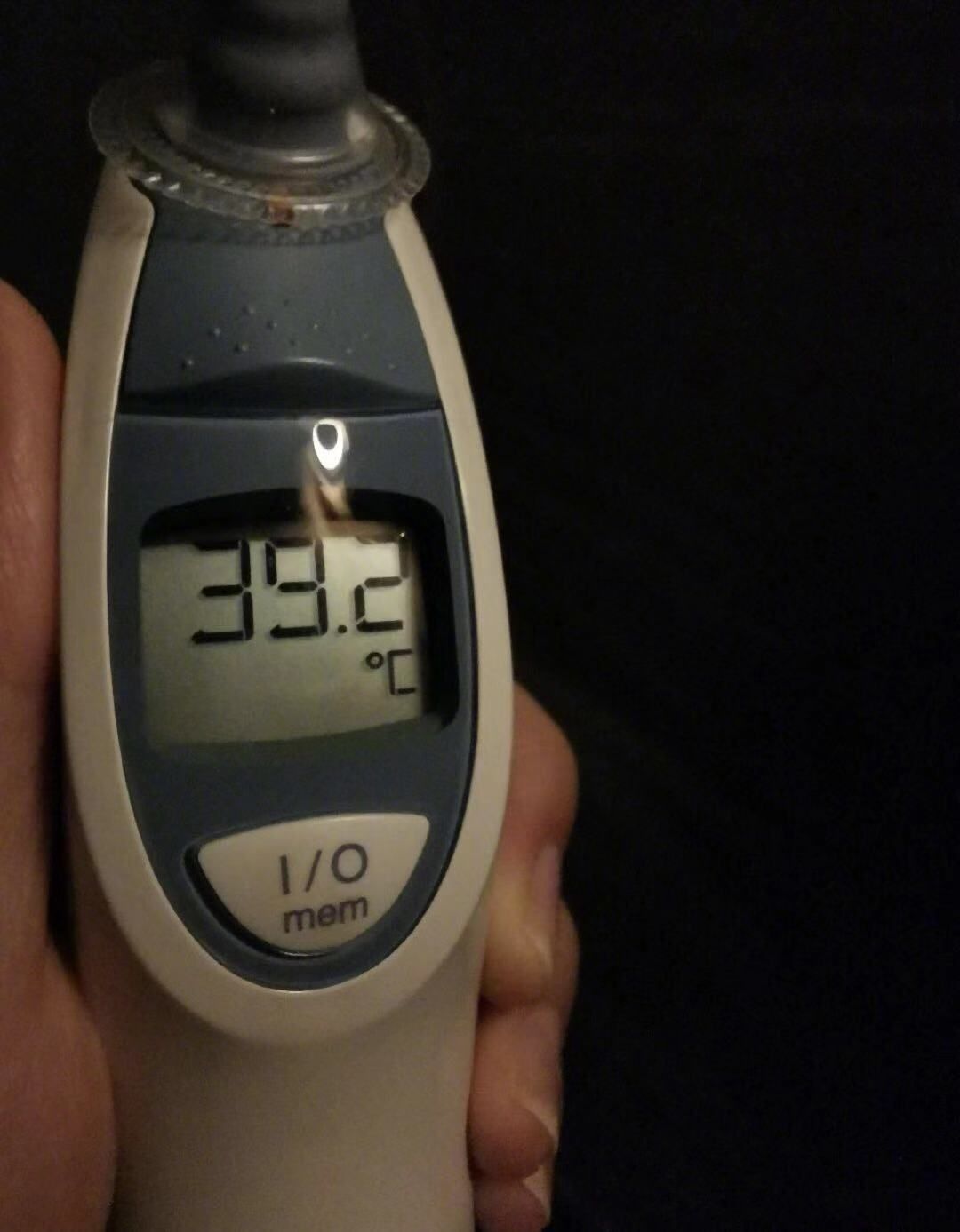 近日,杨云在微博上晒出了一张体温计照片,照片里的体温计显示着39