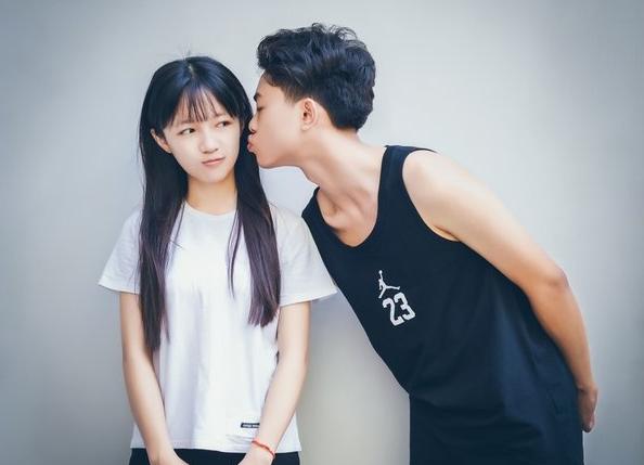 经常用这些眼神看着你的男孩子他大多是在暗恋你