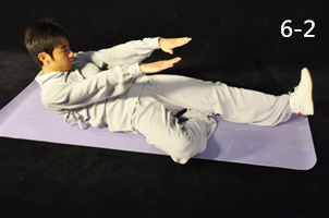 动作3:头回至坐席,伸左踝及足趾,同时伸直右膝关节同样操作,相反方向