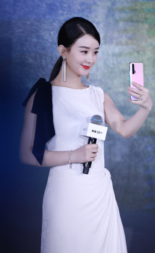 最近大家应该都知道了赵丽颖复出的消息了吧,曾经的大众女神,在生了小