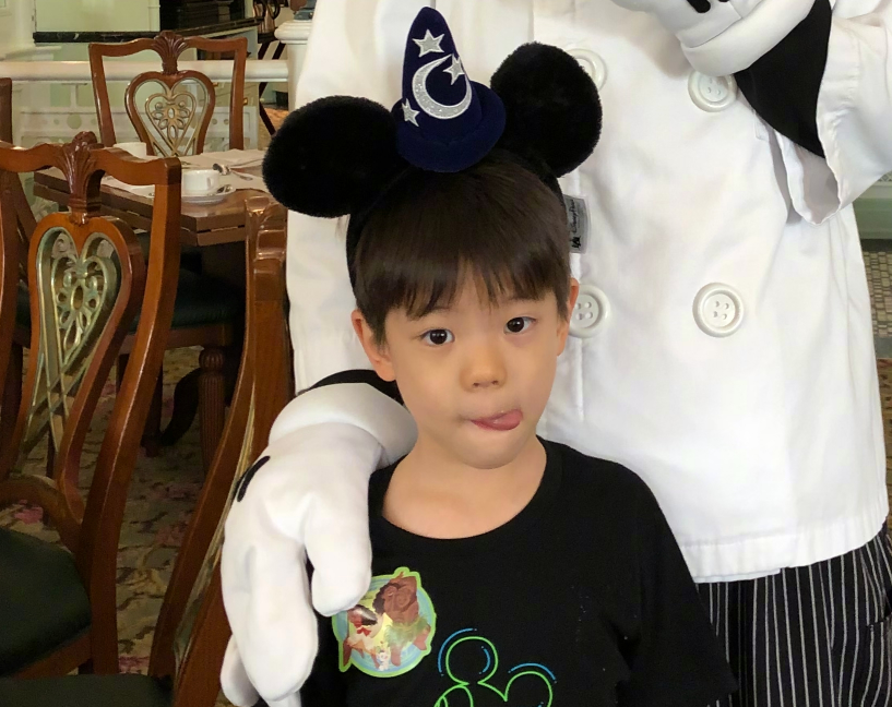 因为嗯哼并没有继承到爸爸妈妈的好基因,但是现在