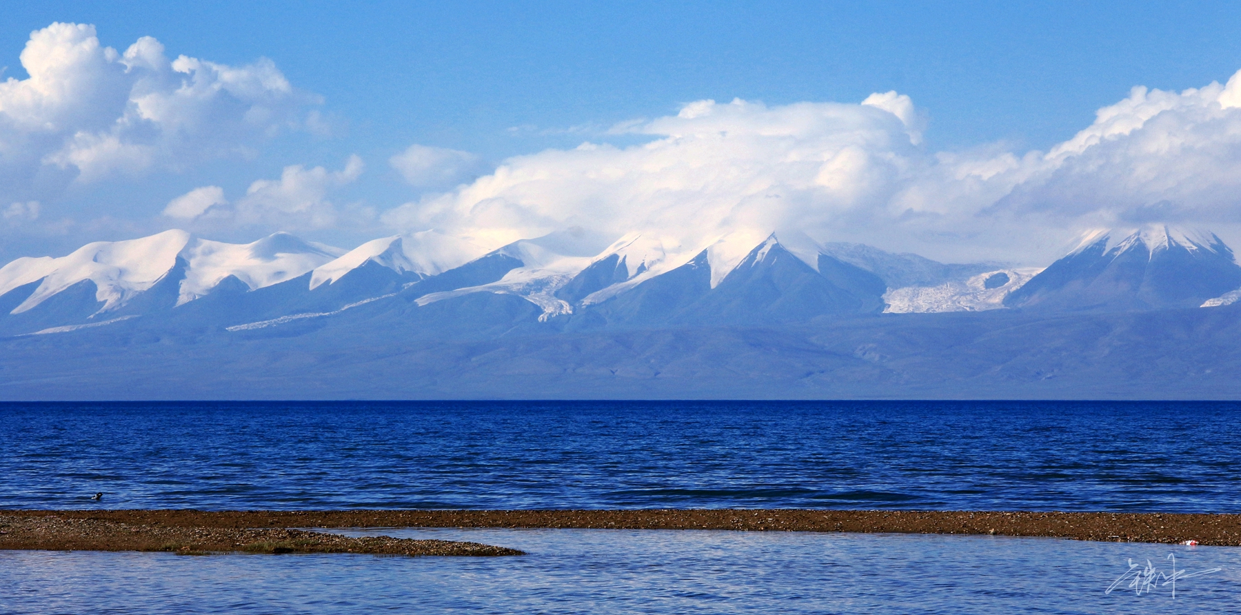 祁连山下寂静的黑海哈拉湖