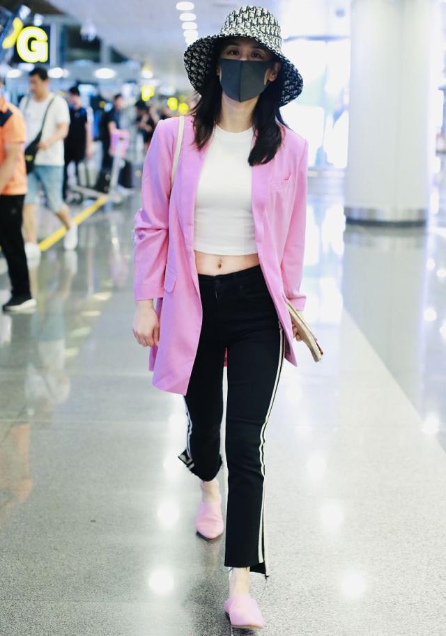 原创黄圣依新造型时髦减龄,粉外套搭露脐白t秀平坦小腹,好身材超赞