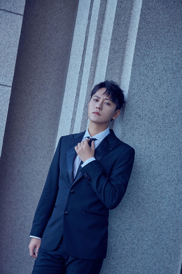 秦俊杰亮相百日展播活动献唱我爱你中国展满满正能量