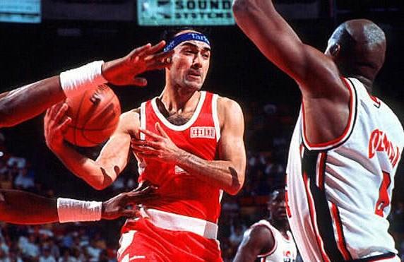 投篮姿势独特,篮领功效顶级的辽宁内线吴乃群打法强悍,与欧美诸强奋勇