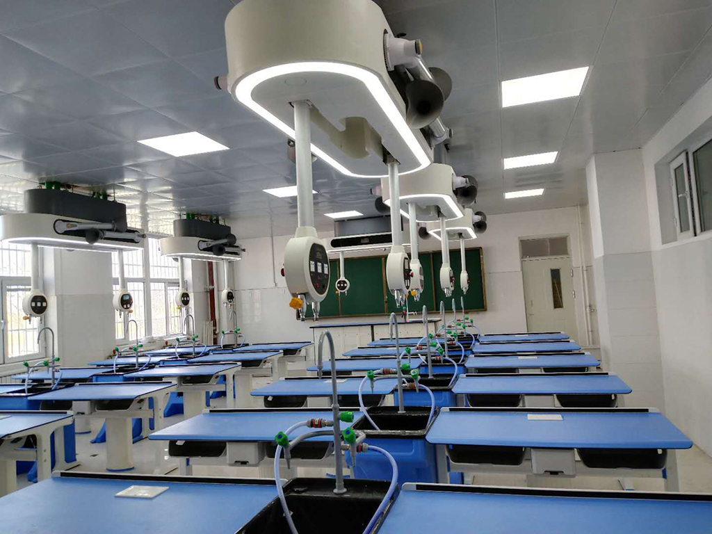 铁门关一中化学实验室实拍图枯燥乏味的填鸭式教育等传统教育形态已经