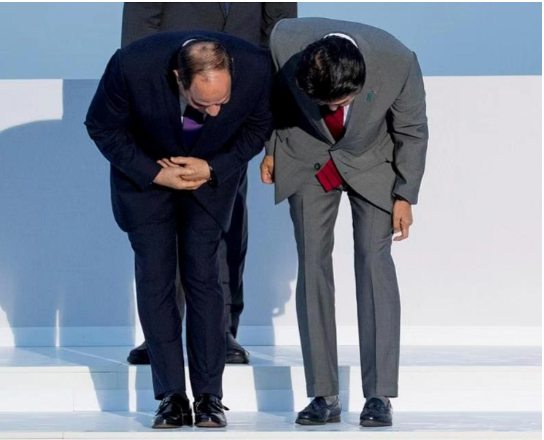 但据说日本首相安倍晋三和埃及总统塞西这不是鞠躬,而是在地板上查找