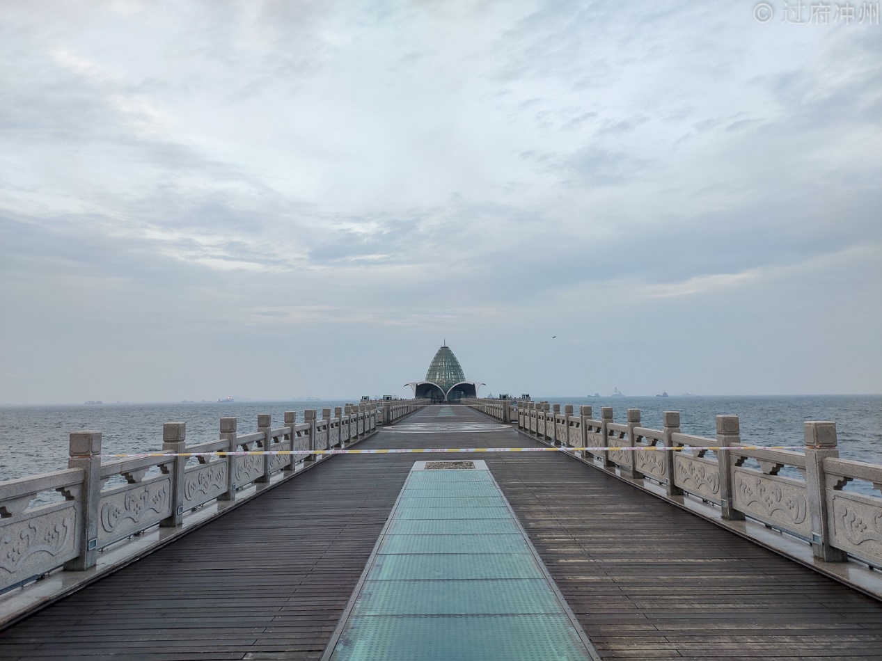 大连新港海上栈桥图片