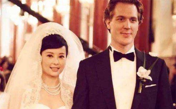 袁立凭借着出演《铁齿铜牙纪晓岚》中杜小月的角色被大家所熟知,当年