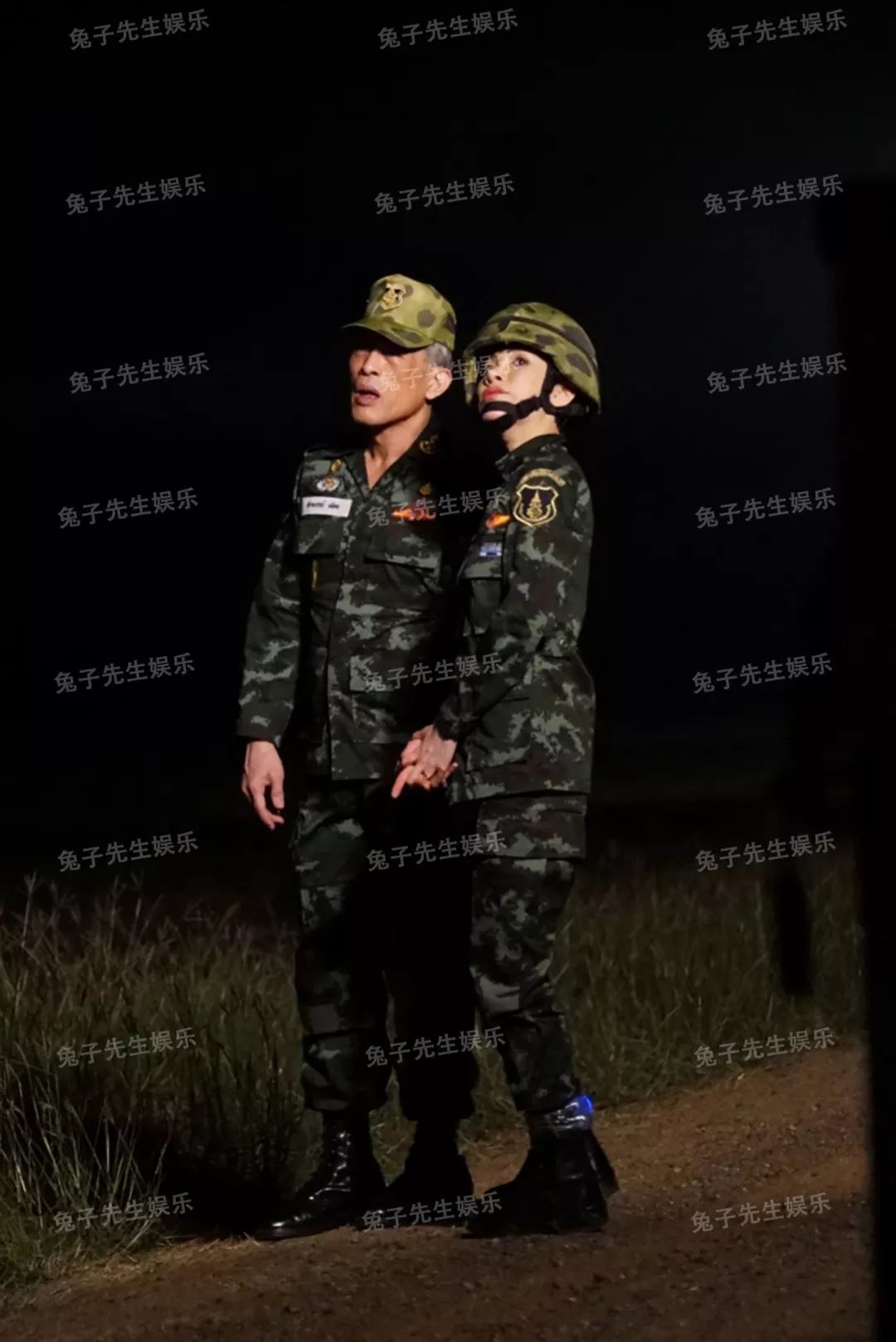 泰王34岁贵妃发新照系安全带大秀性感迷彩背心藏不住好身材