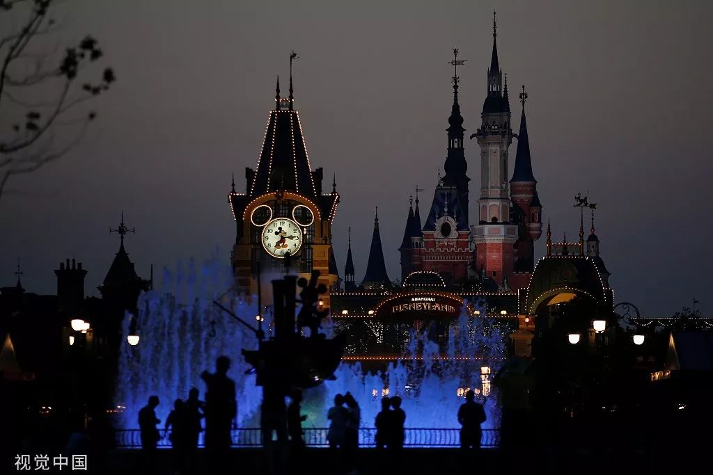 元,(周末)431元 优惠价:原价基础上享受半价优惠 在迪士尼排队是常态