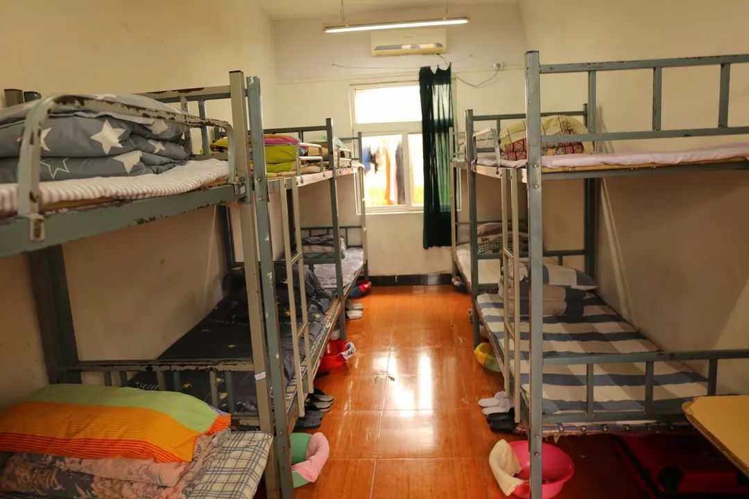 生命绽放,青春飞扬—— 2019级天山高一学子军训特辑(二)_寝室