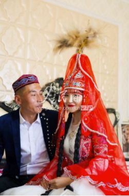 甘肃阿克塞婚礼上的哈萨克族新娘