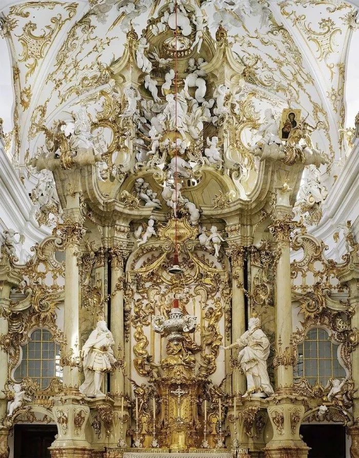 还是从绘画的范畴来看,巴洛克式风格都具有华贵繁复的特征,带有一种