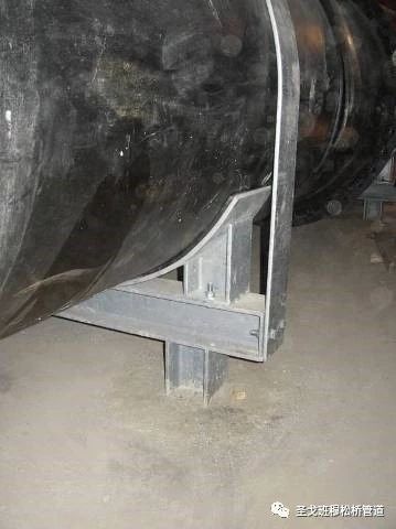 管道放置在管廊底部时,可采用支座支撑固定管道,支座可以是水泥支墩