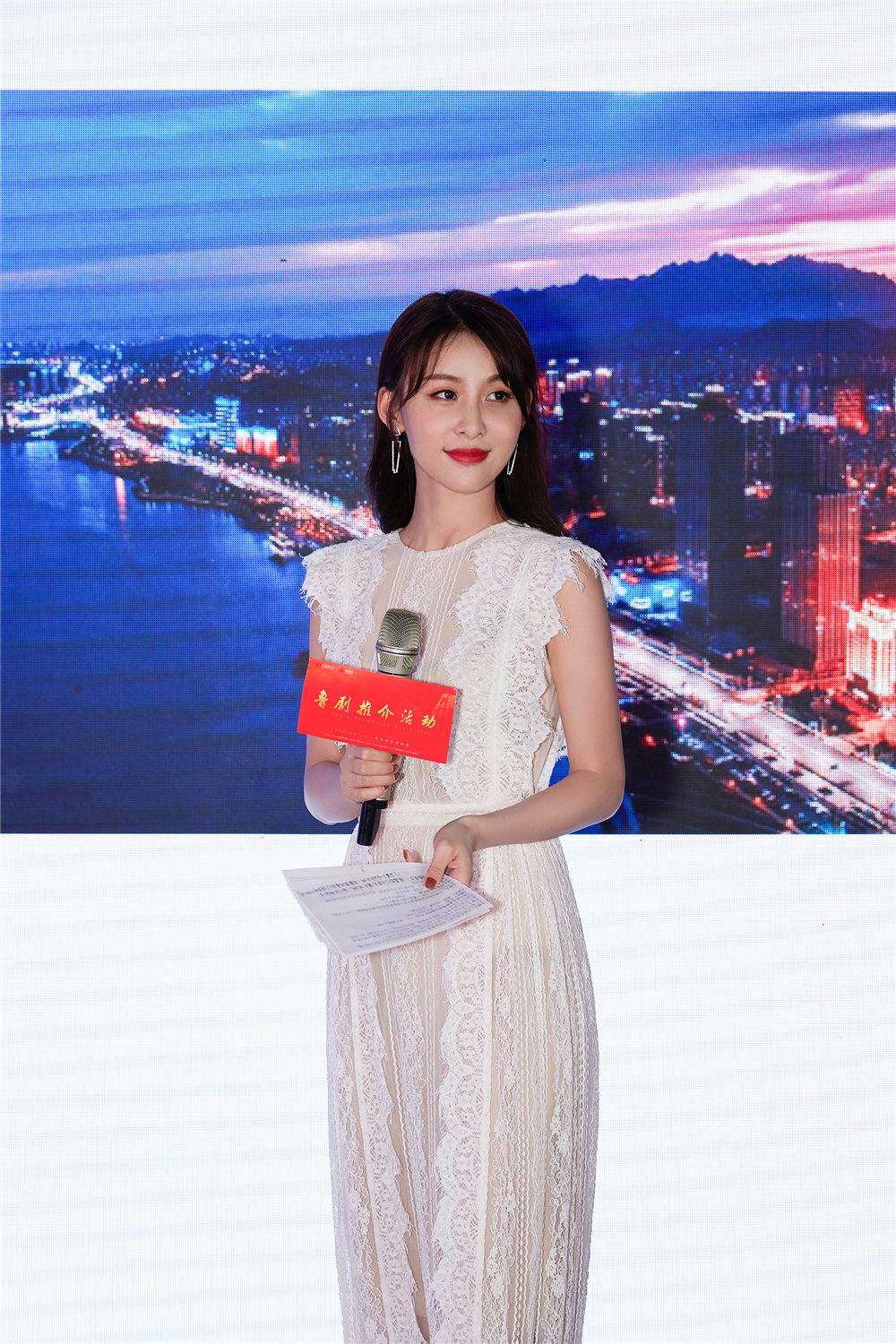 贾青携《大英雄》出席优秀电视剧百日展播 担任嘉宾主持优雅十足_活动