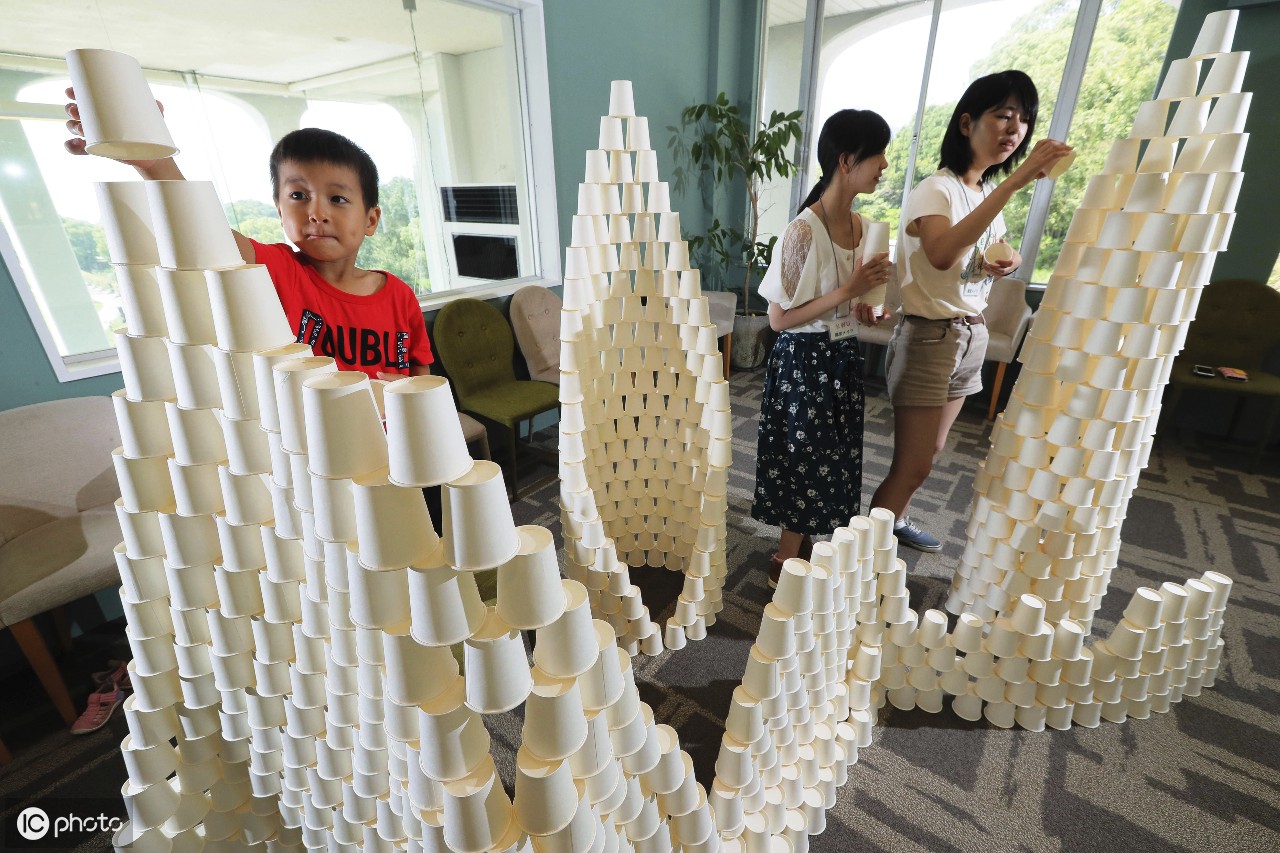 2019年8月24日在日本神户市孩子们用纸杯建塔