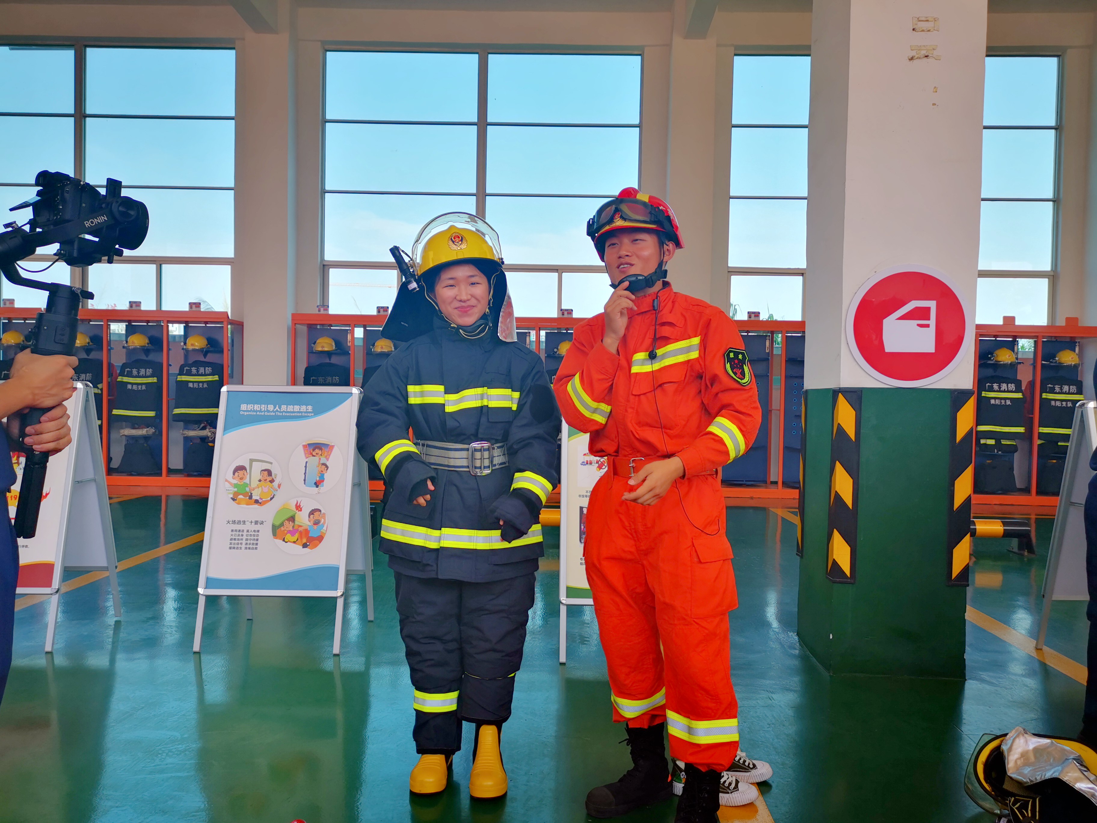 空港消防举办粉丝夏令营 让互动体验零距离
