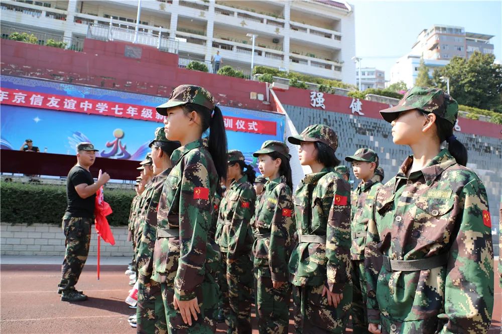 要做暴风雨中的海燕 不做温室里的花朵_军训