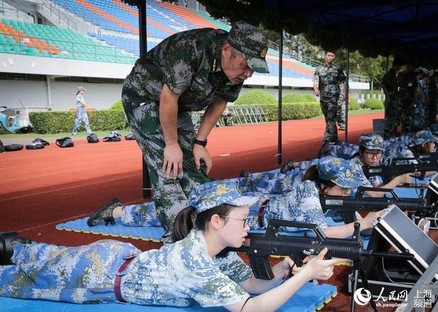 體驗仿真射擊吃紅薯野菜上海這個高校軍訓不一般