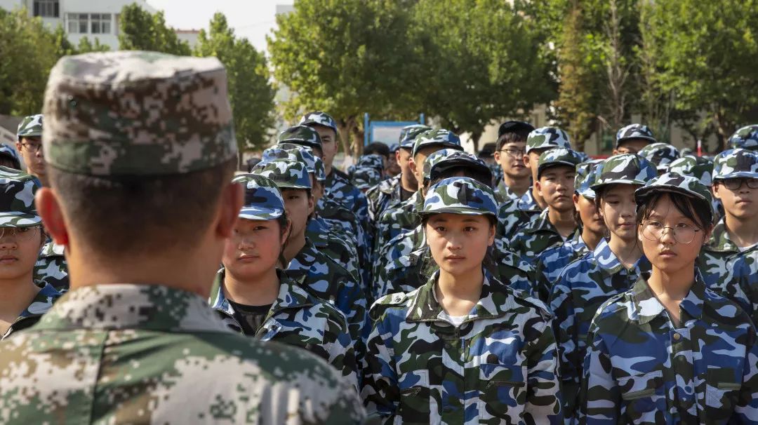 未成年人思想道德建设丨岚山一中举行2019级新生军训开训式