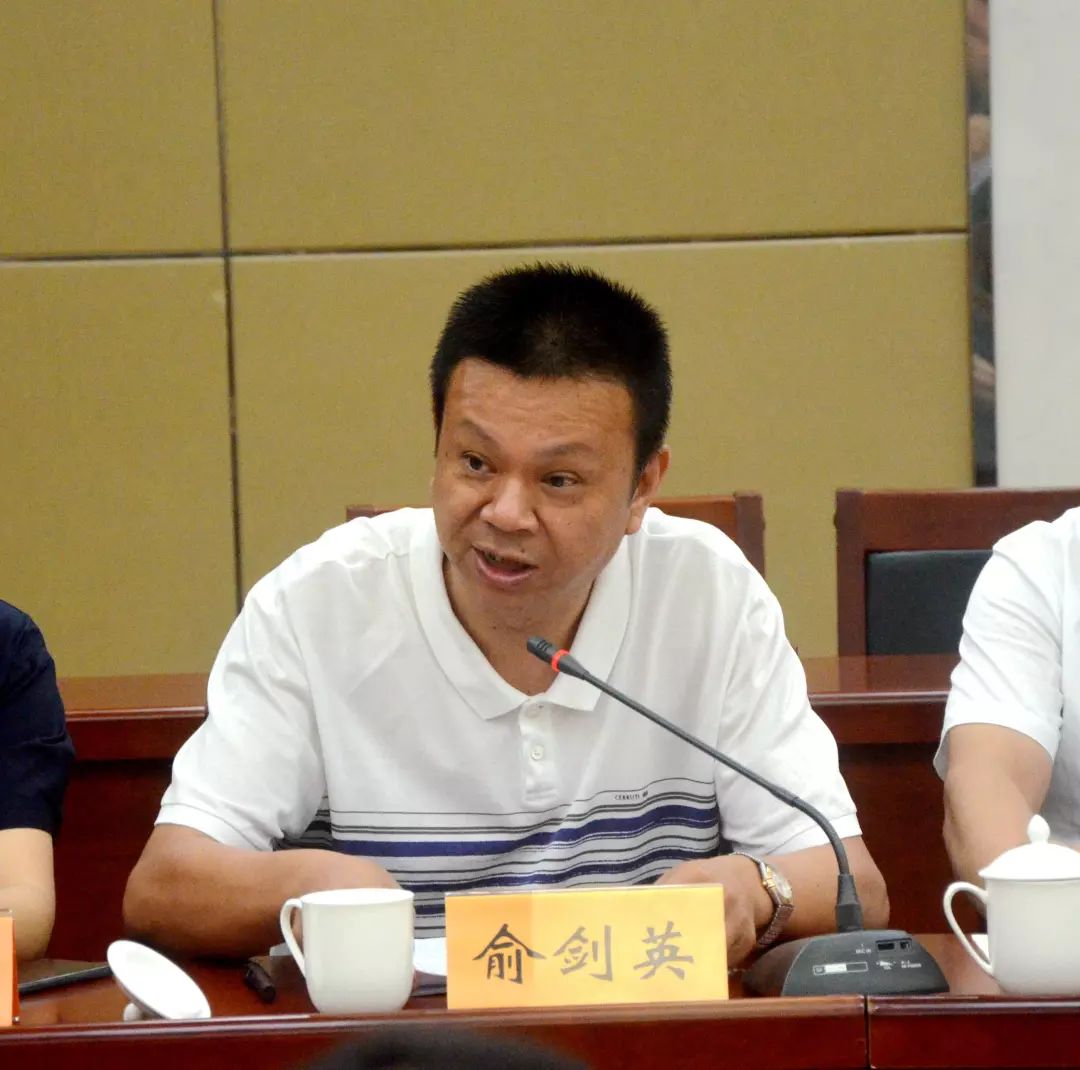 会上,镇农村工作局局长俞剑英解读木渎镇农村人居环境整治工作的方案