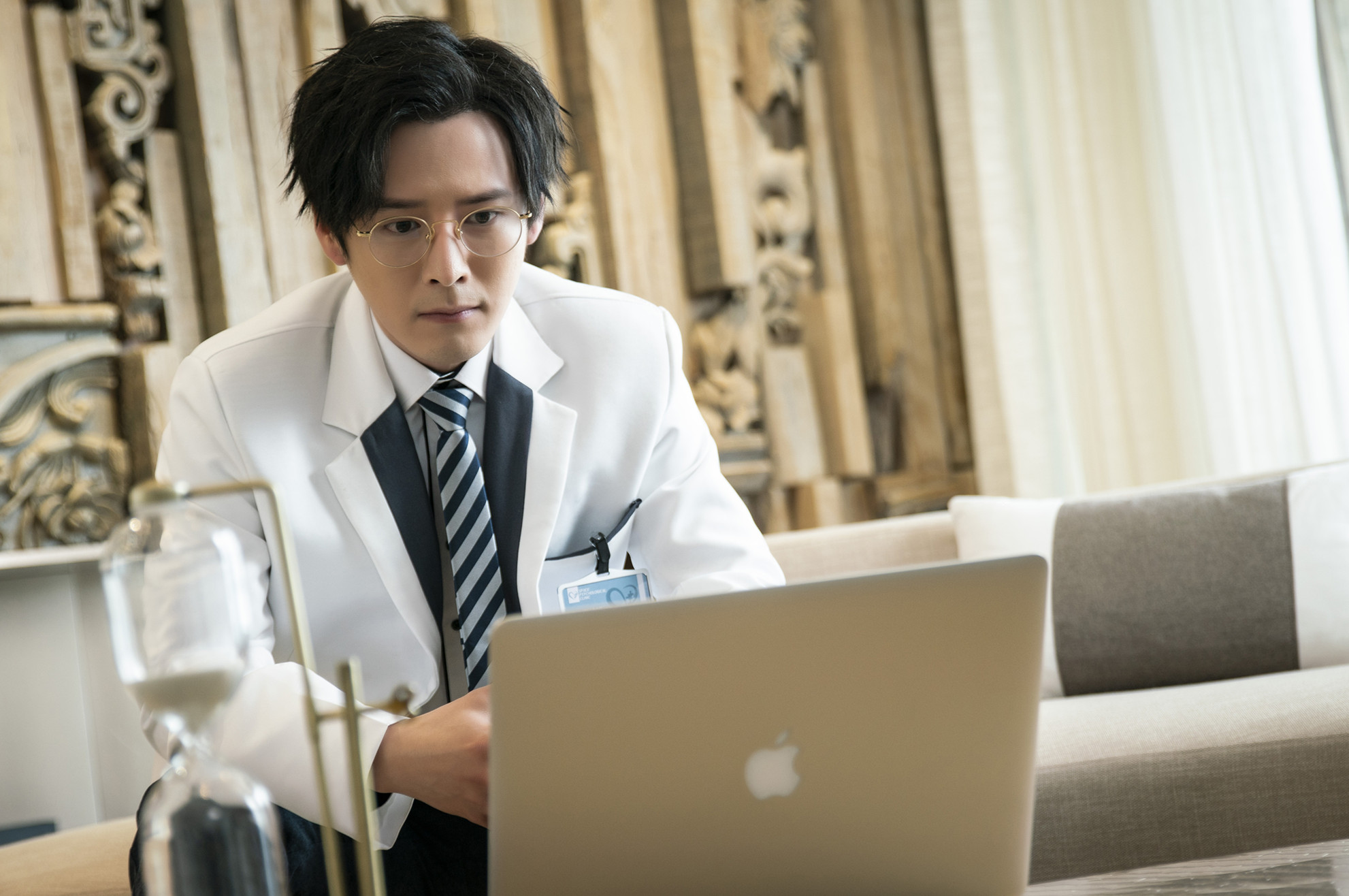 外星女生柴小七甜蜜热播书亚信演绎帅气医生惹人爱