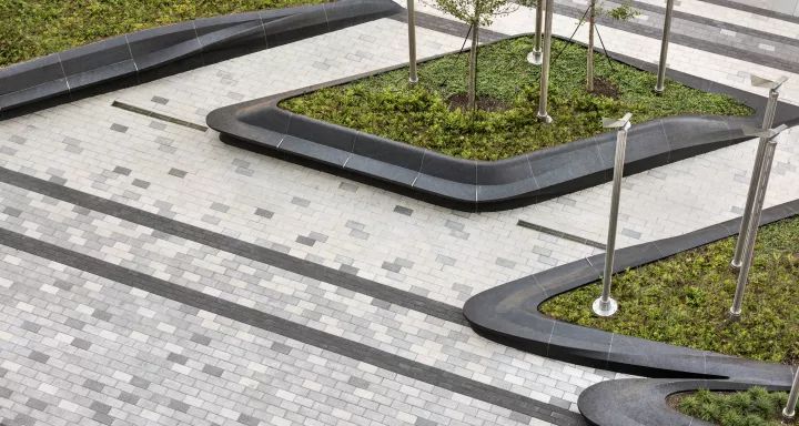 广场上有很多零售活动,吸引了周边社区的人们,使得广场成为零售,餐饮