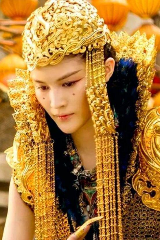 何穗罕见的古装造型觉得好夸张,在电影《鲛珠传》中满头的金色造型好